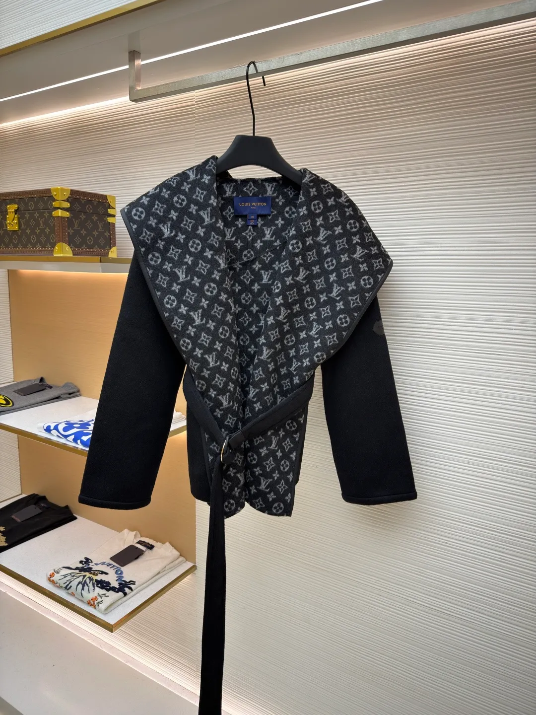 LOUIS VUITTON Wool lace-up hooded coat (short style) ●Original version: purchased and developed by 36659 ●Item number: 1682298-I45 ●Fabric: wool fabric ●Technology: jacquard production ●Color: black ●Type: loose version ●Weight: about 1280 grams ●Size: 34-36-38-40 ●Description: This presbyopic wool coat is made of double-sided blended wool fabric imported from Italy. The main part is made of high-density matte black wool, which has been pre-shrunk and steam-set to ensure that the fabric is stiff and not easily deformed. The large lapel and belt areas use jacquard weaving technology to present the classic presbyopic pattern as a three-dimensional texture. The pattern is digitally positioned and plated to ensure that the texture is symmetrical and clear. The body of the garment is unlined and double-sided sewn to reduce the weight of the garment while improving skin-friendliness. The cuffs and hem are hand-stitched to reveal exquisite details. The waist is customized with a wide belt of the same fabric, with an adjustable buckle design with invisible stitching, allowing the silhouette to be freely adjusted; the neckline adopts a double-layer composite structure, combined with the fixation process of hand-made arch stitches, to make the large lapels more three-dimensional. Every splicing follows the precision sewing standard of 1cm/8 stitches, perfectly integrating craftsmanship and design aesthetics. The overall wiring is straight and delicate, the fabric is comfortable and soft, and the color is consistent without color difference. It can be matched with the same style to create a fashionable look and control various occasions. Customized accessories, complete with three standards, same style for men and women!